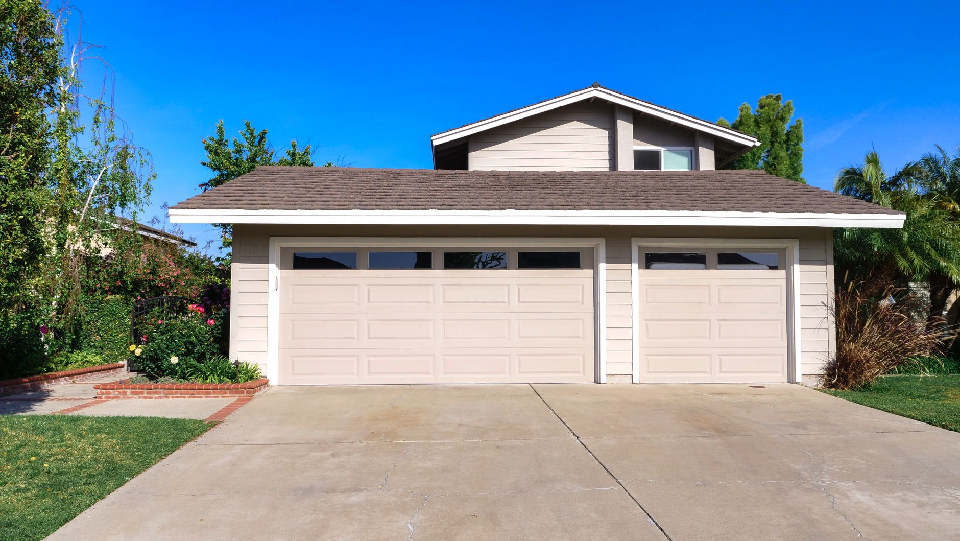 Garage door repair tips for Charlotte-area homeowners